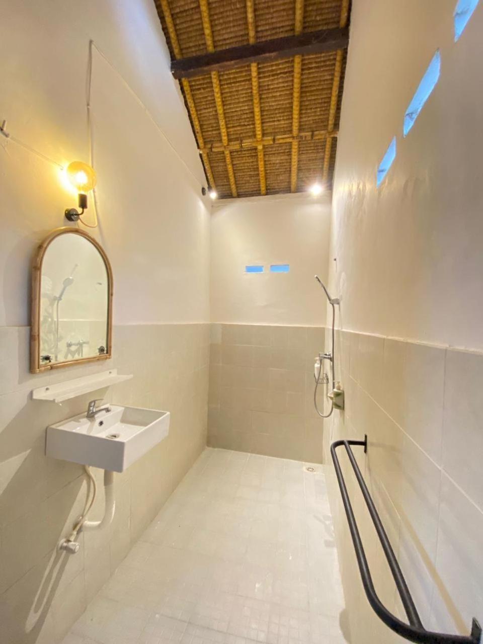 Surf Shack Grupuk Hotel Bumbang ภายนอก รูปภาพ